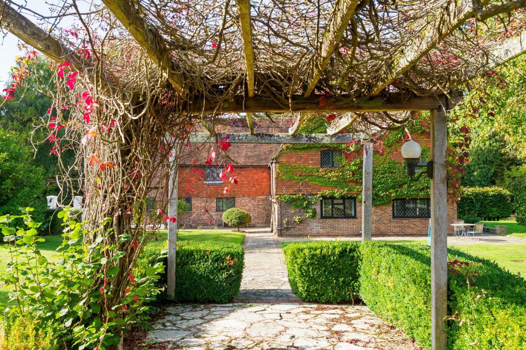 Country Cottage 2Br With Hot Tub And Tennis Court Chiddingly Экстерьер фото