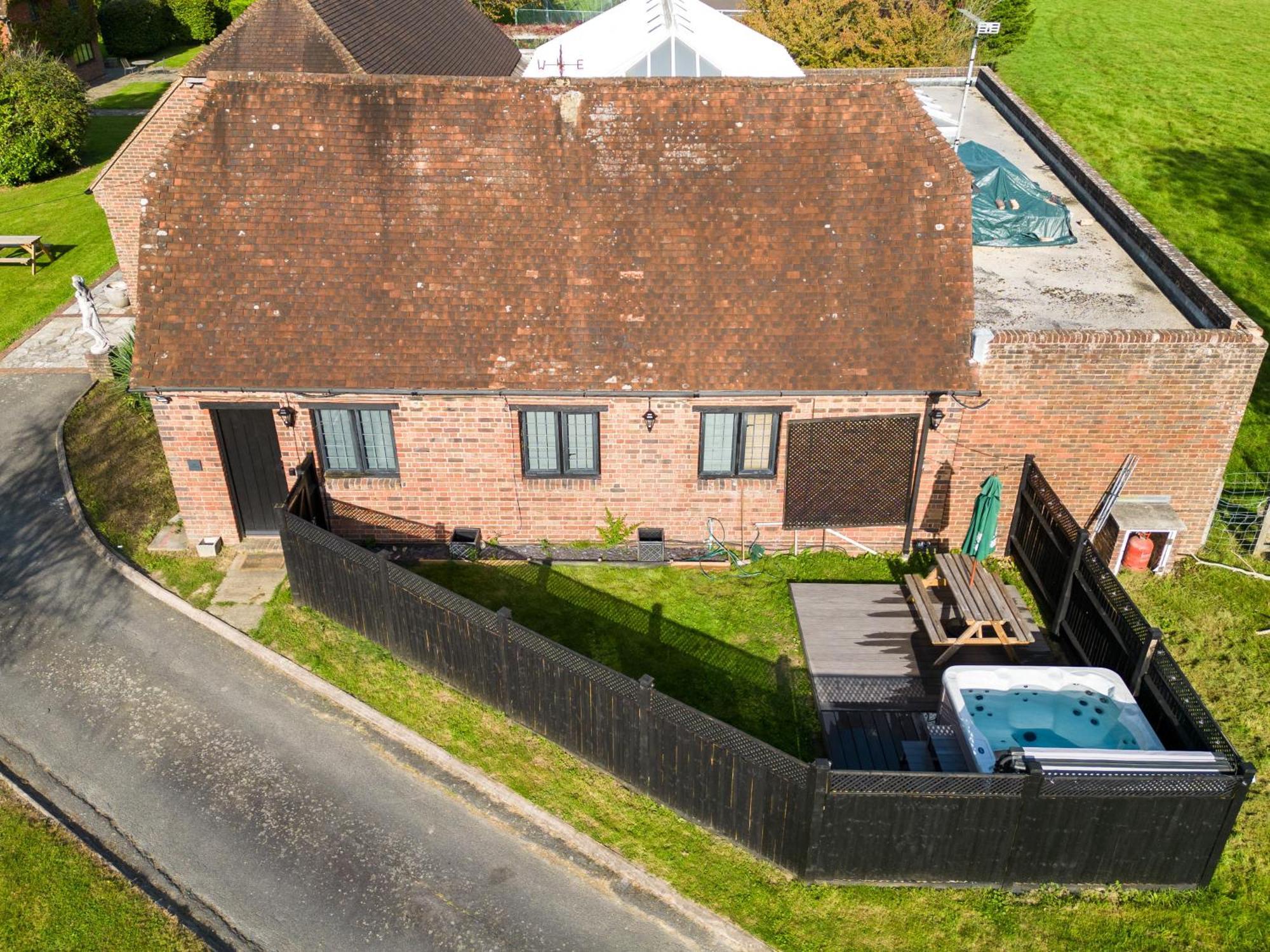 Country Cottage 2Br With Hot Tub And Tennis Court Chiddingly Экстерьер фото